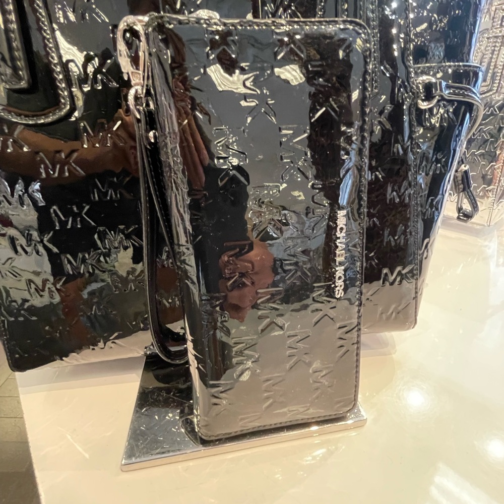 MICHAEL KORS Jet Set Larg Patent Logo Debossed Continental Wallet Wristlet Phone - Picture 9 of 16